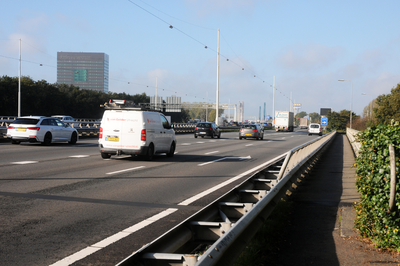 909981 Gezicht op de A12 te Utrecht, vanaf het parallel gelegen voetgangers- en fietspad over het Merwedekanaal.